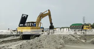 টাঙ্গাইলে অবৈধভাবে যমুনার চর কাটার সময় প্রশাসনের অভিযান